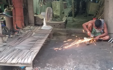 ঈদুল আজহা ঘিরে ব্যস্ত লামার কামারপল্লী, দিন-রাত চলছে হাতুড়ির ‘টং-টাং’ শব্দ