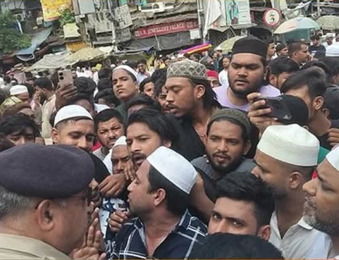কলকাতায় রাস্তায় জুমার নামাজ পড়তে বাধা, উত্তেজনা