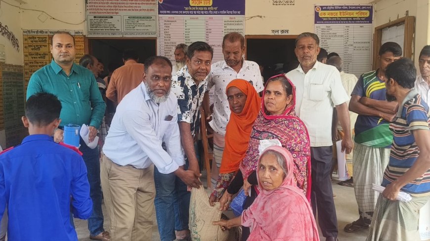 মান্দায় ২ হাজার ৫৭৩ টি পরিবারে ভিজিএফ-এর চাল বিতরণ