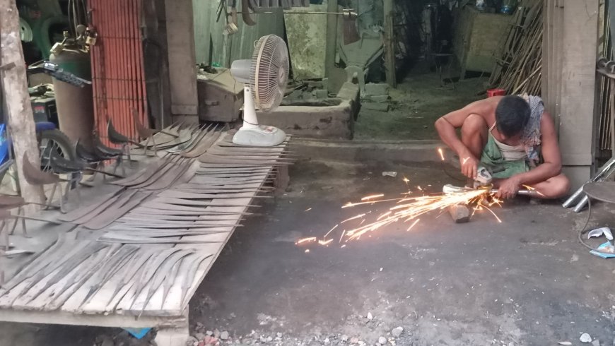 ঈদুল আজহা ঘিরে ব্যস্ত লামার কামারপল্লী, দিন-রাত চলছে হাতুড়ির ‘টং-টাং’ শব্দ