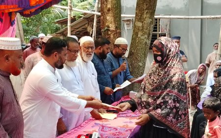 মান্দায় ট্রাক দুর্ঘটনায় নিহত ও আহত পরিবারকে আর্থিক সহায়তা শ্রমিক কল্যাণ ফেডারেশনের