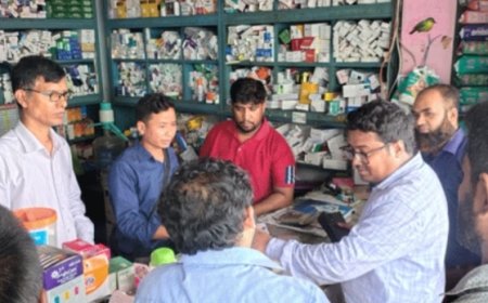 মিরসরাইয়ে ৫ ফার্মেসিকে জরিমানা, জব্দ করা হলো নিষিদ্ধ ও মেয়াদোত্তীর্ণ ওষুধ।