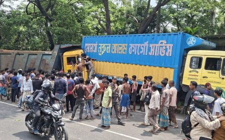 সীতাকুণ্ডে নিয়ন্ত্রণহীন ড্রাম ট্রাকের ধাক্কা, কেবিনে আটকা চালক