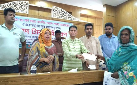 মান্দায় দুস্থ ও অসহায় মানুষের মাঝে ঐচ্ছিক তহবিলের অর্থ বিতরণ