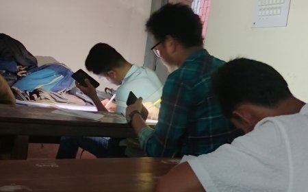 লোডশেডিং এর কারণে ফোনের আলো জ্বালিয়ে পরীক্ষা দিল সোহরাওয়ার্দী কলেজের শিক্ষার্থীরা