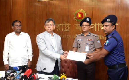 কর্তব্যনিষ্ঠা ও সাহসিকতার স্বীকৃতি: পুরস্কৃত হলেন ১৫ পুলিশ সদস্য।