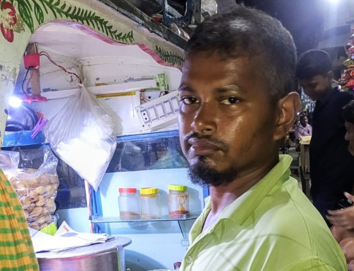 কথা বলতে পারেন না, তবুও দুই সন্তানের মুখে অন্ন জোগাতে থেমে নেই রাশেদ