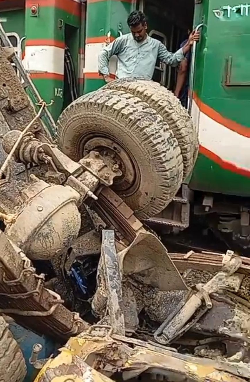মিরসরাইয়ে রেললাইনে বালুর ট্রাক বিকল: পাহাড়িকার ধাক্কা, দেড় ঘণ্টা পর চলাচল স্বাভাবিক