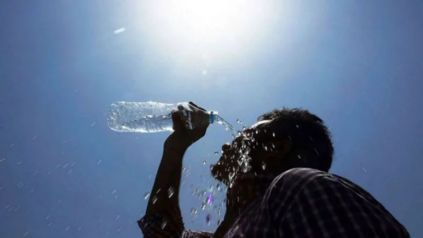 তীব্র তাপদাহে বিপর্যস্ত জনজীবন