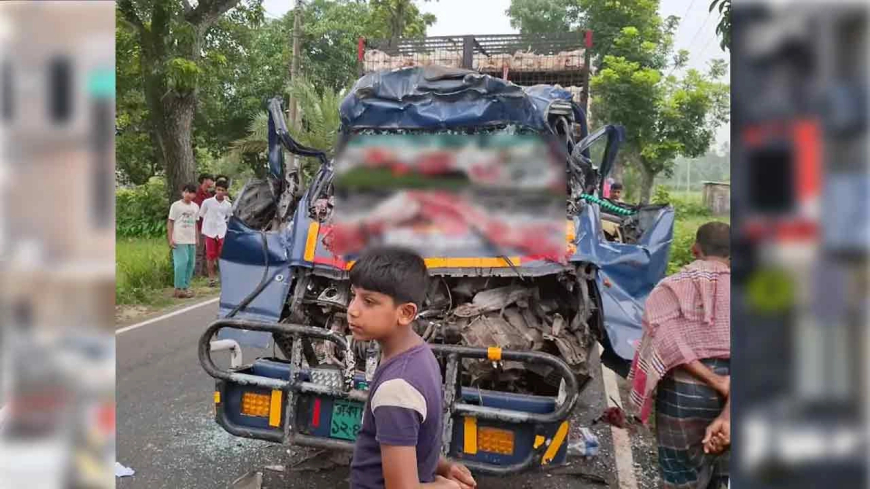 দাঁড়িয়ে থাকা ট্রাকে পিকআপের ধাক্কায় নিহত ৪