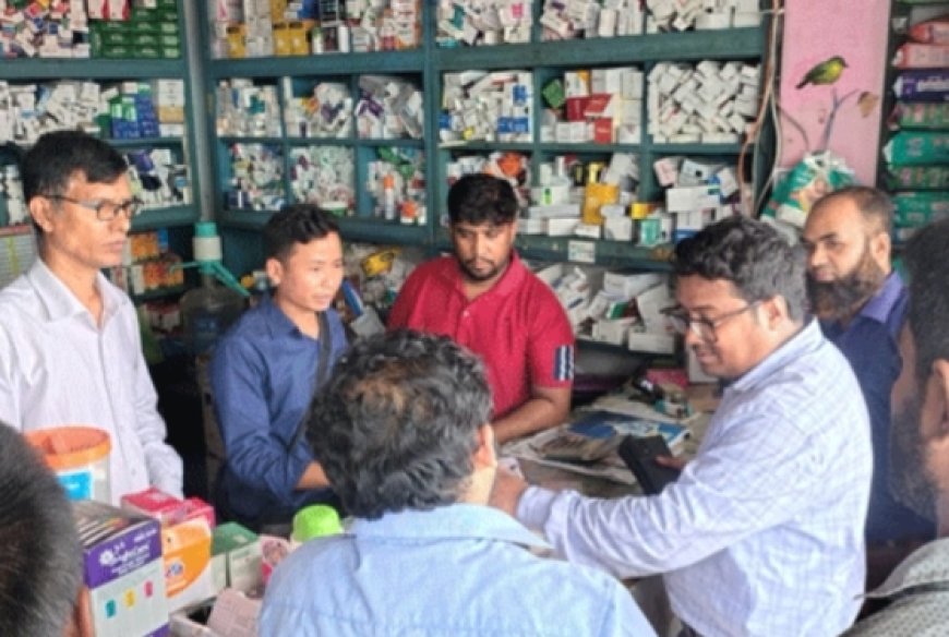 মিরসরাইয়ে ৫ ফার্মেসিকে জরিমানা, জব্দ করা হলো নিষিদ্ধ ও মেয়াদোত্তীর্ণ ওষুধ।