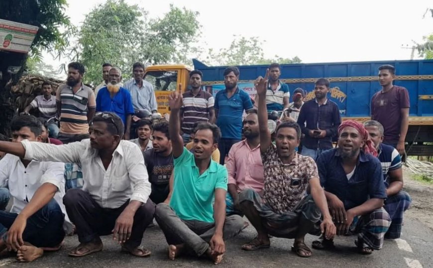 চাঁদাবাজি ও ট্রাকচালককে মারধরের প্রতিবাদে পাটগ্রামে সড়ক অবরোধ