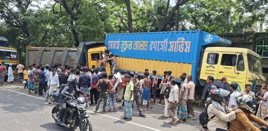 সীতাকুণ্ডে নিয়ন্ত্রণহীন ড্রাম ট্রাকের ধাক্কা, কেবিনে আটকা চালক