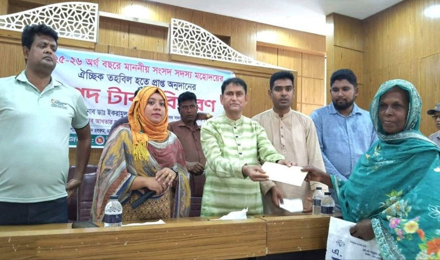 মান্দায় দুস্থ ও অসহায় মানুষের মাঝে ঐচ্ছিক তহবিলের অর্থ বিতরণ