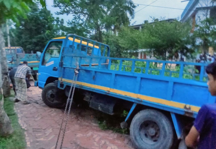 খুলনার হরিণটানা ফজলুল বারী স্কুল সড়ক পাকা করার দাবি