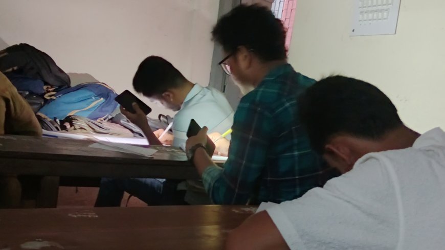 লোডশেডিং এর কারণে ফোনের আলো জ্বালিয়ে পরীক্ষা দিল সোহরাওয়ার্দী কলেজের শিক্ষার্থীরা