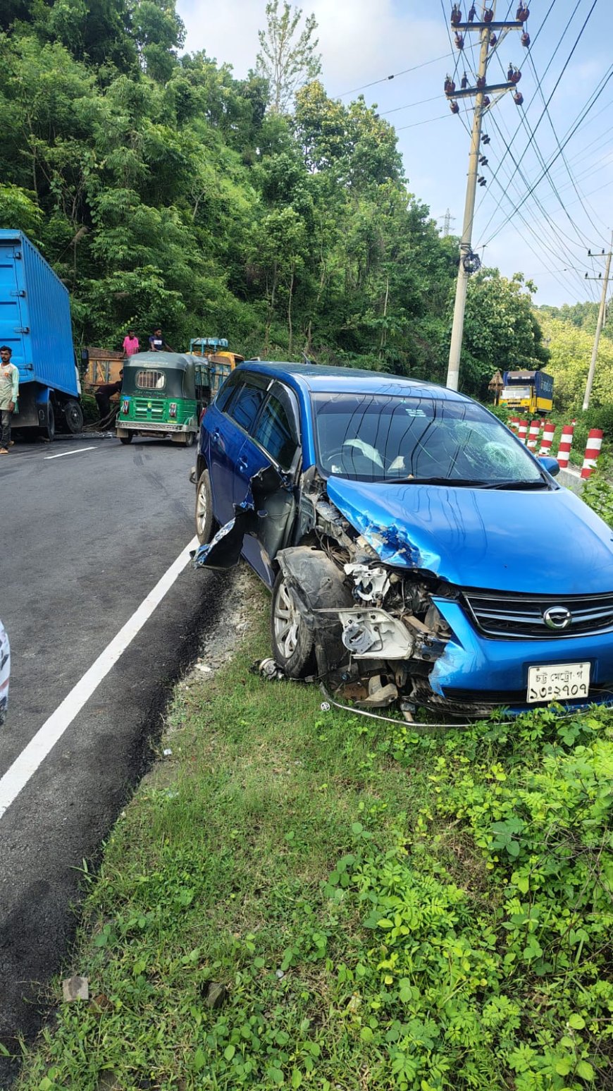 কলাবাগানে প্রাইভেট কার ও কাভার ভ্যানের মুখোমুখি সংঘর্ষ, আহত ১