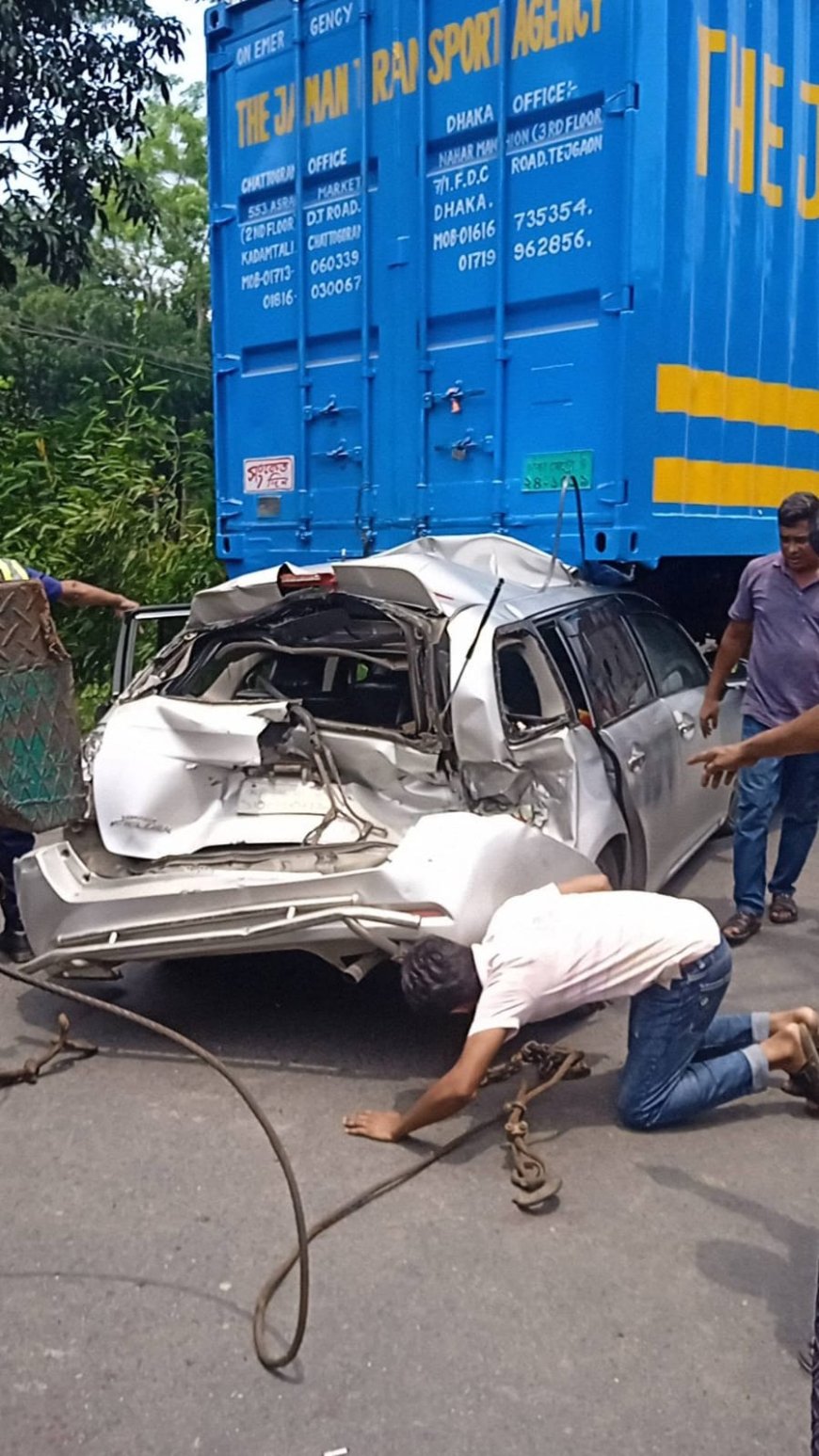 সীতাকুণ্ডে নিয়ন্ত্রণ হারিয়ে কাভার্ডভ্যানের পেছনে প্রাইভেটকার, আহত ৩।