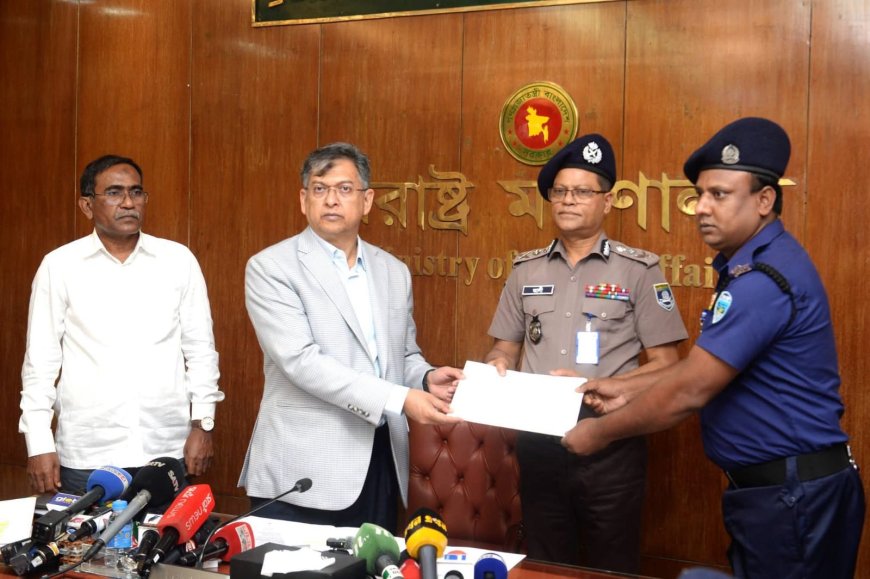 কর্তব্যনিষ্ঠা ও সাহসিকতার স্বীকৃতি: পুরস্কৃত হলেন ১৫ পুলিশ সদস্য।