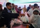 বাকলিয়ায় পানিবন্দি মানুষের দ্বারে দ্বারে চসিক মেয়র ডা. শাহাদাত, দিলেন খাদ্য সহায়তা