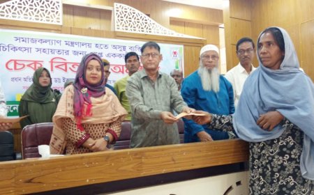 মান্দায় বিভিন্ন জটিল রোগে আক্রান্ত রোগীদের মাঝে অনুদানে চেক বিতরণ