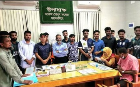 ঈশ্বরগঞ্জ–নান্দাইল রুটে বাসের দাবি, কর্তৃপক্ষের হাতে শিক্ষার্থীদের স্মারকলিপি