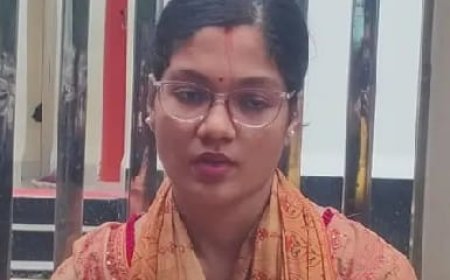 পরকীয়ার প্রতিবাদ করায় নির্যাতন: স্বামীর অধিকার ফিরে পেতে নারী চিকিৎসকের অনশন