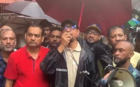 পাহাড়ধসে নিহতের পরিবারের পাশে চসিক মেয়র ডা. শাহাদাত; ঝুঁকিপূর্ণ এলাকা ছাড়ার আহ্বান