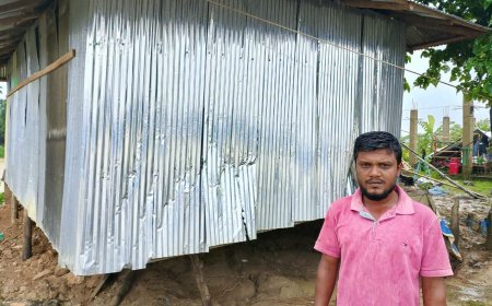 ভয়াবহ বন্যায় বসতবাড়ি হারিয়ে চরম মানবেতর জীবনযাপন করছেন শওকত আলী