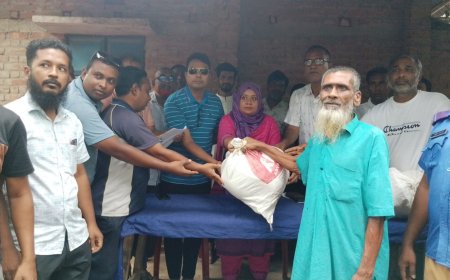 জলাবদ্ধতায় পানিবন্দি ২০০ পরিবার, প্রশাসনের শুকনো খাবার বিতরণ