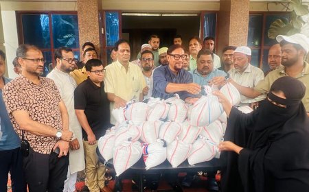 দক্ষিণ পতেঙ্গায় পানিবন্দী মানুষের পাশে চসিক মেয়র; ত্রাণ বিতরণ ও পাশে থাকার আশ্বাস