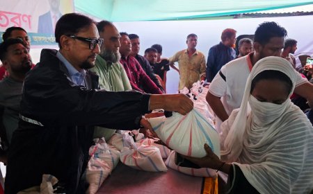 বাকলিয়ায় পানিবন্দি মানুষের দ্বারে দ্বারে চসিক মেয়র ডা. শাহাদাত, দিলেন খাদ্য সহায়তা