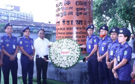 জুলাই স্মৃতিস্তম্ভে পুষ্পস্তবক অর্পণ: শহীদদের প্রতি চট্টগ্রাম জেলা পুলিশের গভীর শ্রদ্ধা