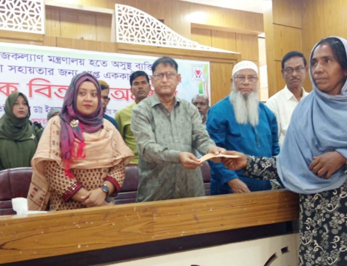 মান্দায় বিভিন্ন জটিল রোগে আক্রান্ত রোগীদের মাঝে অনুদানে চেক বিতরণ