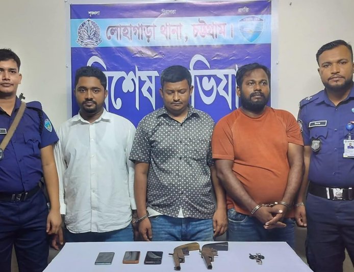 লোহাগাড়ায় ব্যারিকেড ভেঙে পালানোর চেষ্টা: ২ এলজিসহ ৩ অস্ত্র ব্যবসায়ী গ্রেফতার