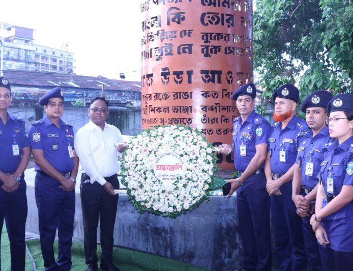 জুলাই স্মৃতিস্তম্ভে পুষ্পস্তবক অর্পণ: শহীদদের প্রতি চট্টগ্রাম জেলা পুলিশের গভীর শ্রদ্ধা