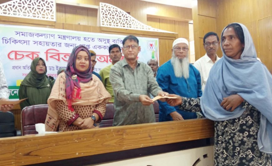 মান্দায় বিভিন্ন জটিল রোগে আক্রান্ত রোগীদের মাঝে অনুদানে চেক বিতরণ