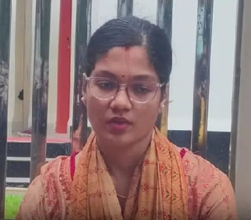 পরকীয়ার প্রতিবাদ করায় নির্যাতন: স্বামীর অধিকার ফিরে পেতে নারী চিকিৎসকের অনশন