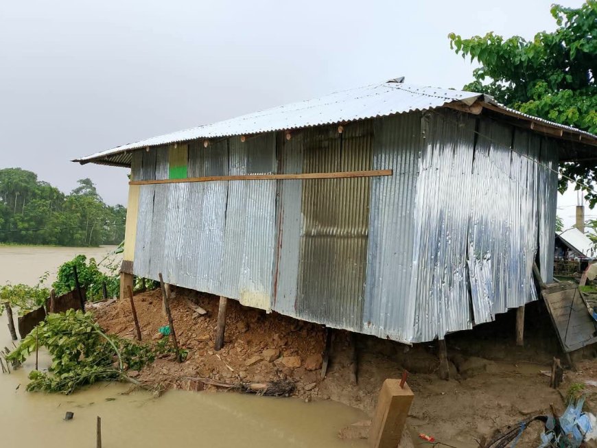 ভয়াবহ বন্যায় বসতবাড়ি হারিয়ে চরম মানবেতর জীবনযাপন করছেন শওকত আলী