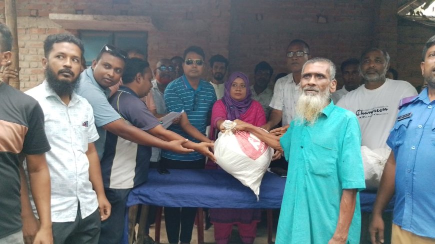 জলাবদ্ধতায় পানিবন্দি ২০০ পরিবার, প্রশাসনের শুকনো খাবার বিতরণ