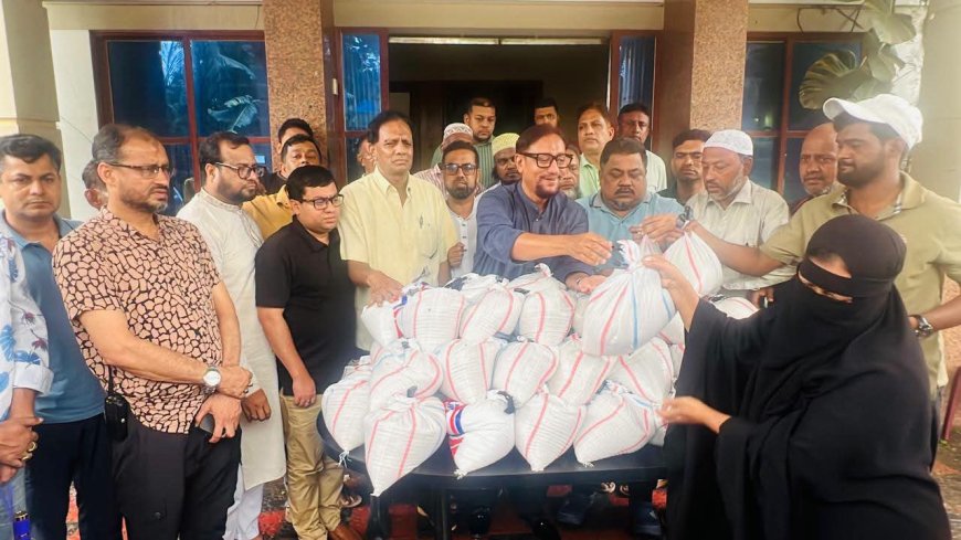 দক্ষিণ পতেঙ্গায় পানিবন্দী মানুষের পাশে চসিক মেয়র; ত্রাণ বিতরণ ও পাশে থাকার আশ্বাস