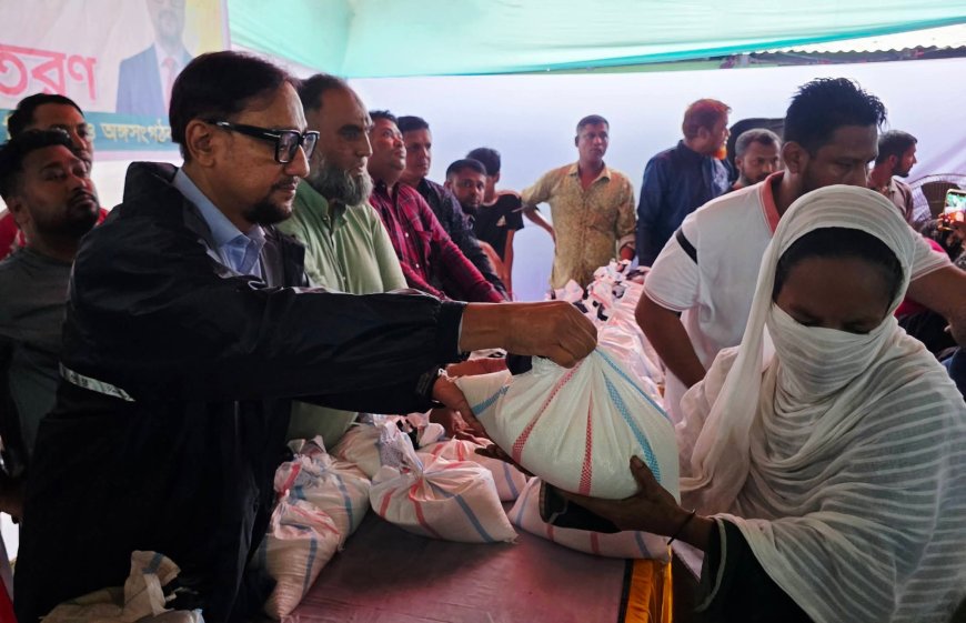 বাকলিয়ায় পানিবন্দি মানুষের দ্বারে দ্বারে চসিক মেয়র ডা. শাহাদাত, দিলেন খাদ্য সহায়তা