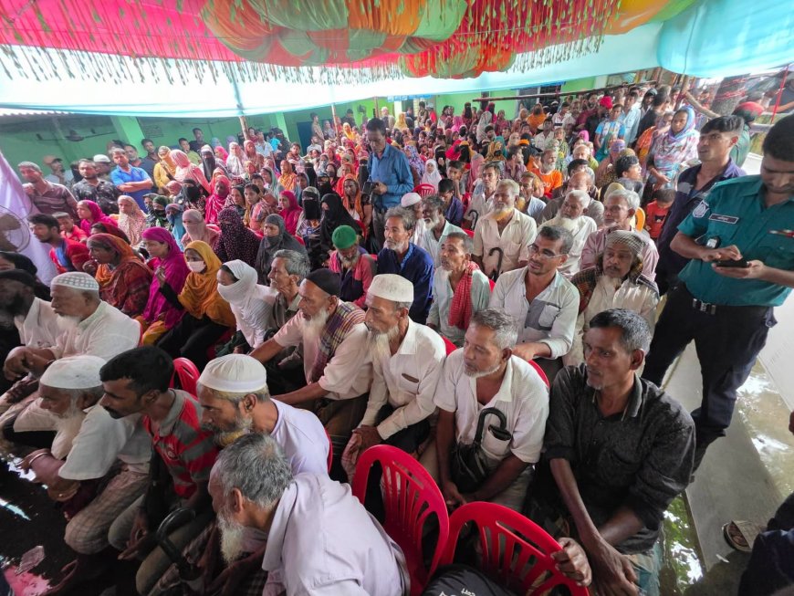 বাকলিয়ায় পানিবন্দি মানুষের দ্বারে দ্বারে চসিক মেয়র ডা. শাহাদাত, দিলেন খাদ্য সহায়তা