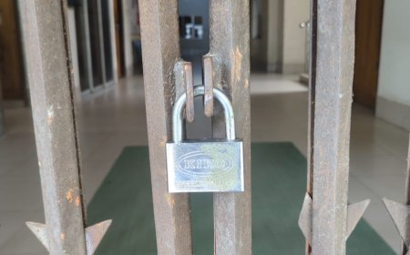 চাকরিচ্যুত সহকারী রেজিস্ট্রারের ফেরানোর গুঞ্জন, গবির প্রশাসনিক ভবনে তালা