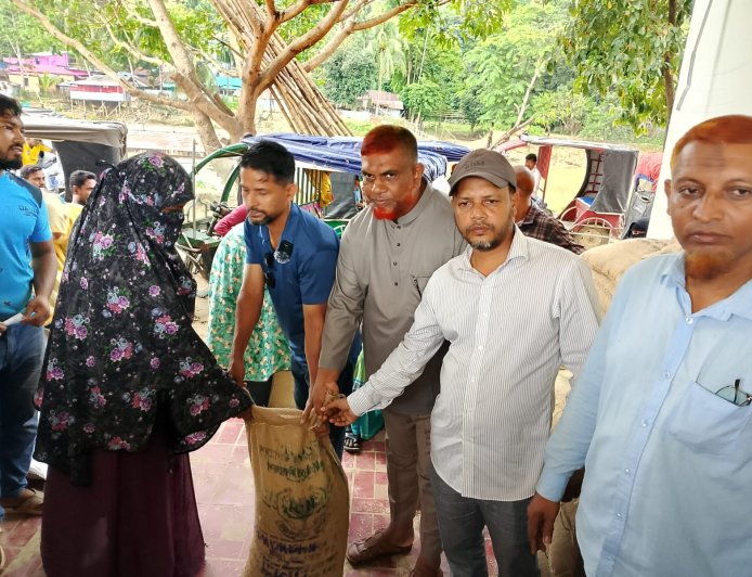 বন্যাদুর্গতদের পাশে মানুষের জন্য ফাউন্ডেশন, বাঘাইছড়িতে ৯০ পরিবারে চাল বিতরণ