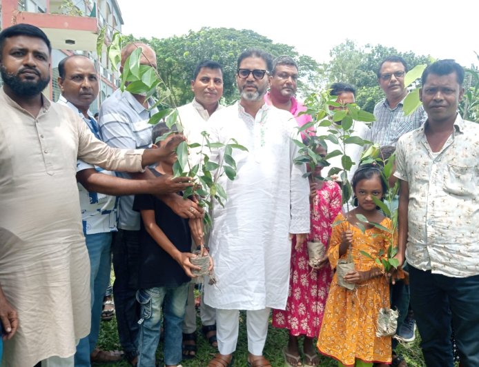 ঈশ্বরগঞ্জের জাটিয়ায় কৃষক দলের উদ্যোগে ৩০০ শিক্ষার্থী পেল গাছের চারা