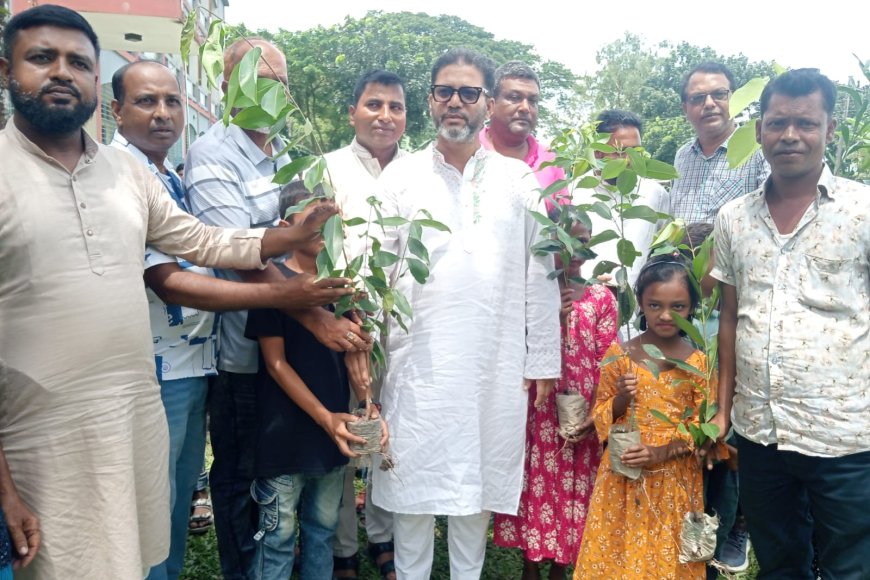 ঈশ্বরগঞ্জের জাটিয়ায় কৃষক দলের উদ্যোগে ৩০০ শিক্ষার্থী পেল গাছের চারা