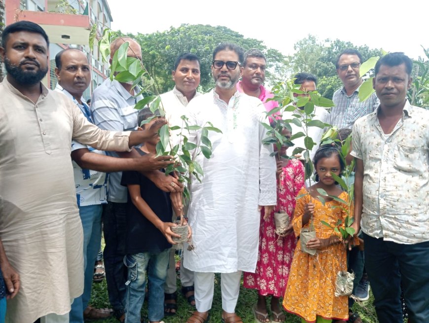 ঈশ্বরগঞ্জের জাটিয়ায় কৃষক দলের উদ্যোগে ৩০০ শিক্ষার্থী পেল গাছের চারা